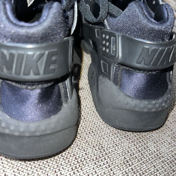 Size 4.5 Boys- Nike Huarache Run Low Triple Black Sneaker - Picture 4 of 8